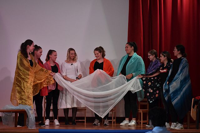 A II. és III. éves óvodapedagógus hallgatók Tordon Ákos A pilleruha című meséjét adták elő.