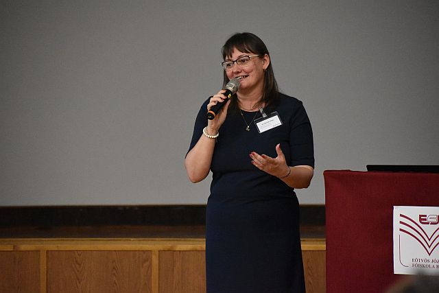 Dr. Sárvári Tünde előadása.