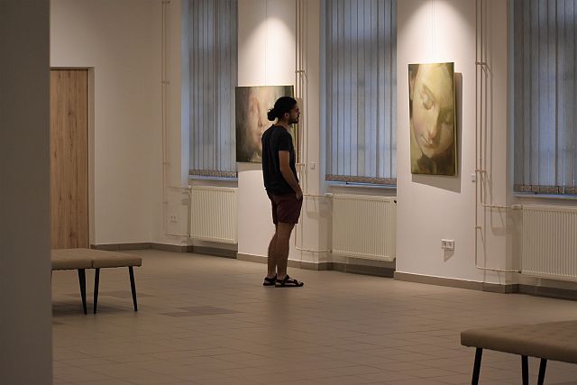 Verebes György festőművész kiállítása a Kortárs Galériában.