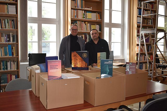 Könyvek az MNB-től.