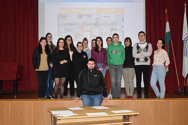 Szakkollégisták oktatóikkal.