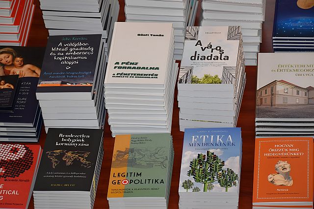 Könyvek az MNB-től.