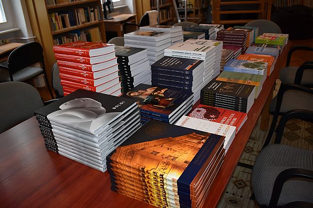 Könyvek az MNB-től.