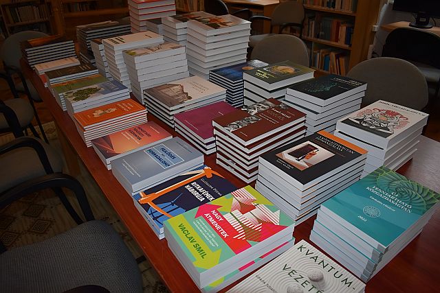 Könyvek az MNB-től.