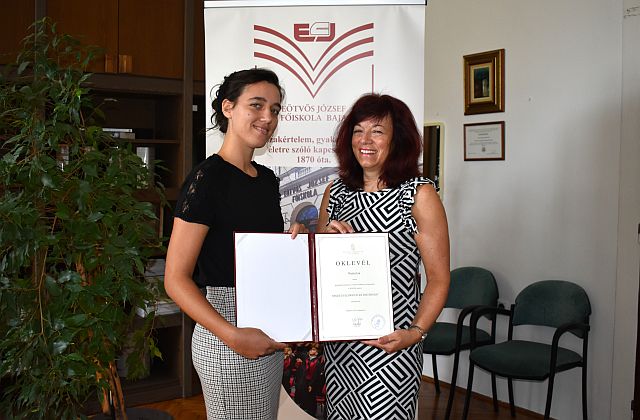 Varga Lia ösztöndíjas hallgató és dr. Szilágyiné dr. Szinger Ibolya rektor