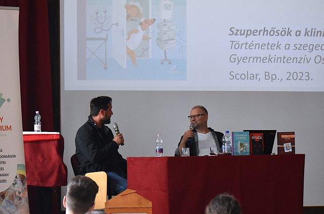 Irodalmi beszélgetés Kollár Árpáddal.