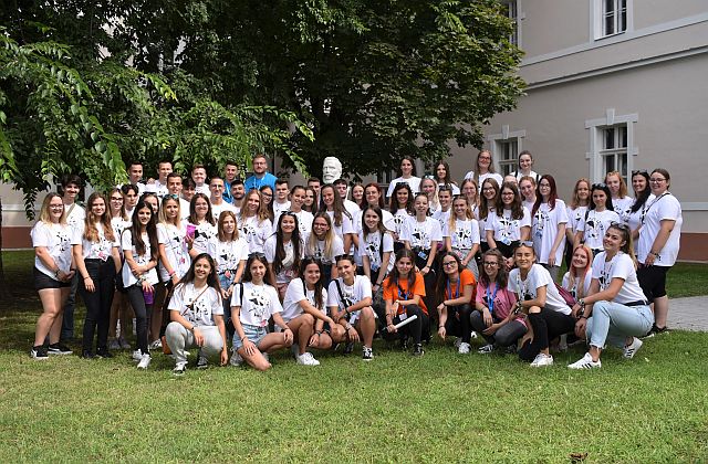 Elsőéves hallgatók a gólyatáborban.