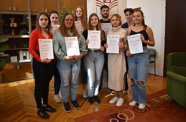 Rektori ösztöndíjban részesült hallgatók.