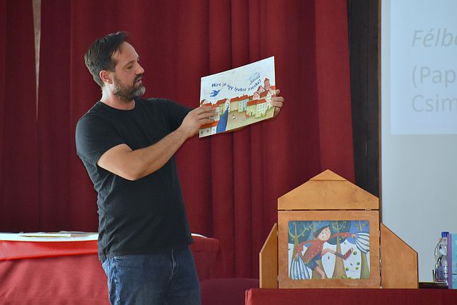 Irodalmi beszélgetés Kollár Árpáddal.