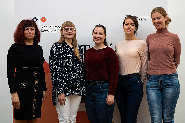 Dr. Szilágyiné dr. Szinger Ibolya rektor az EJF-es hallgatókkal a XXVIII. Szendrei János Matematika Versenyen.