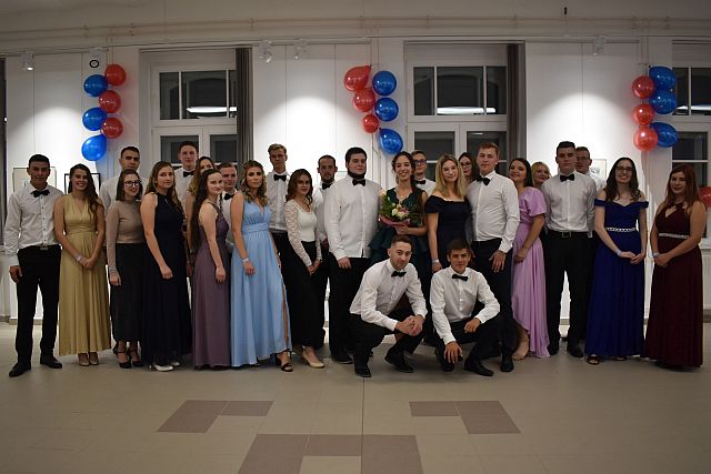 Az elsőéves hallgatók tánca.