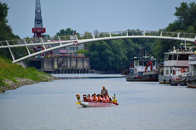 Az elsőévesek sárkányhajóztak a Sugovicán.