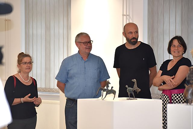 Sánta Csaba szobrászművész kiállításának megnyitója a Kortárs Galériában.