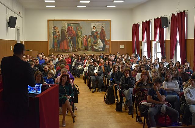 Újabb teltházas előadás a főiskolán