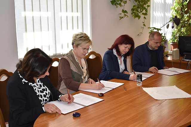 Az együttműködési megállapodást aláíró felek.