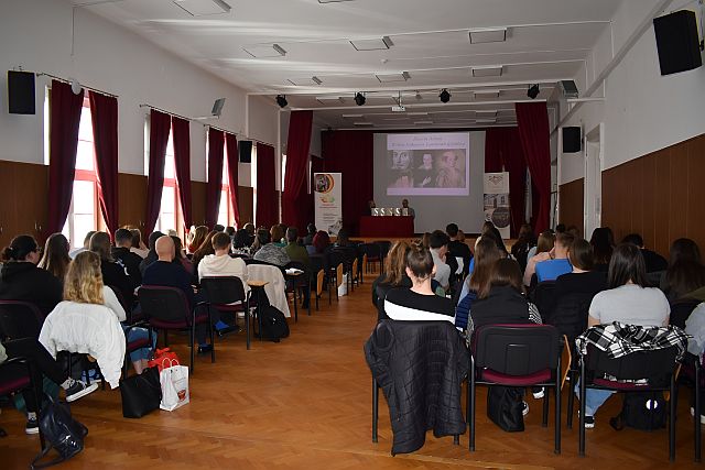 Dr. Fazekas Sándorral a Shakespeare-szonettek újrafordítójával dr. Bordás Sándor főiskolai docens beszélgetett.