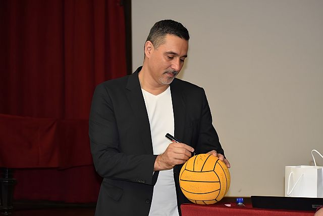 Szécsi Zoltán, háromszoros olimpiai bajnok vízilabdázó tartott előadást a főiskolán