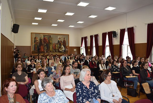 Irodalmi beszélgetés Tóth Krisztinával az EJF-en.