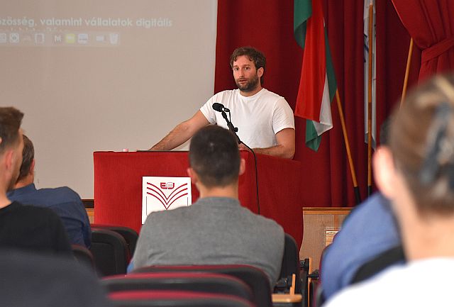 Krómer Bence előadása az EJF-en.