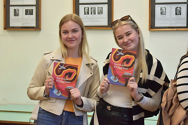 Irodalmi beszélgetés Tóth Krisztinával az EJF-en.