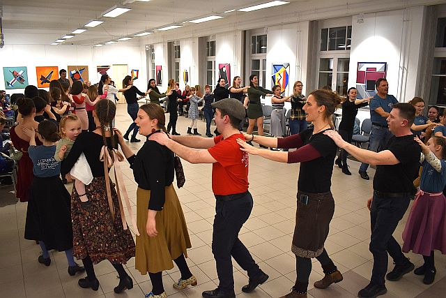 Farsangi batyus táncház a főiskolán.