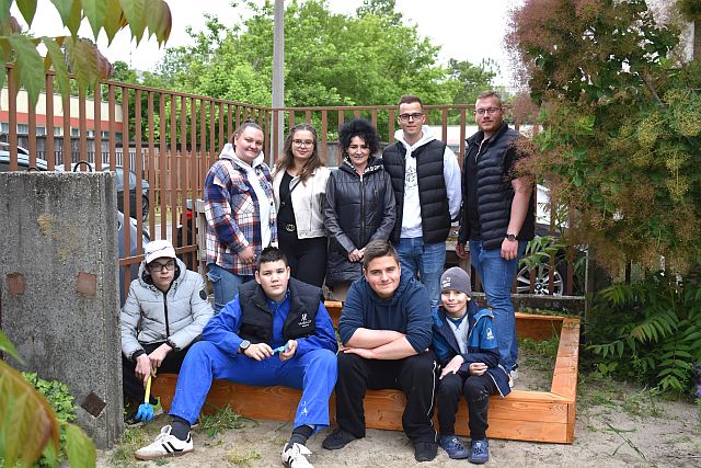 Homokozó keret átadása a Bajai EGYMI Autista tagozatának.