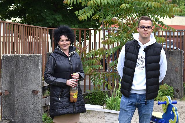 Homokozó keret átadása a Bajai EGYMI Autista tagozatának.