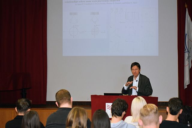 Tudományos előadás a főiskolán.