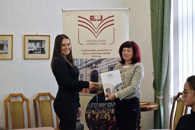 Rektori ösztöndíjasok köszöntése.