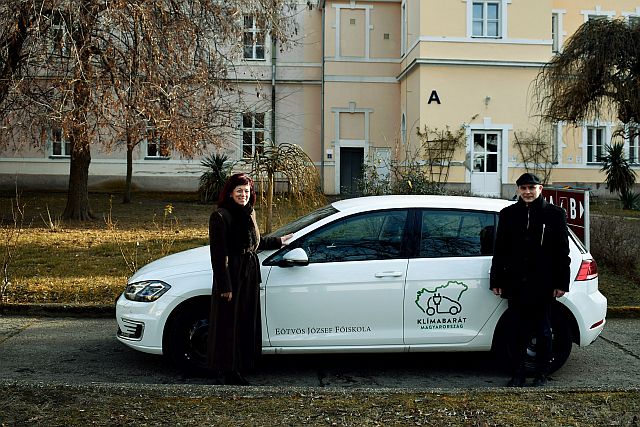 Az elektromos autót a Főiskola vezetősége vette át.