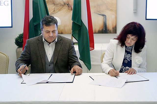 Bányai Gábor kormánybiztos és dr. Szilágyiné dr. Szinger Ibolya rektor