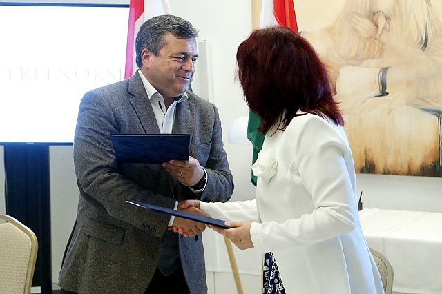 Bányai Gábor kormánybiztos és dr. Szilágyiné dr. Szinger Ibolya rektor