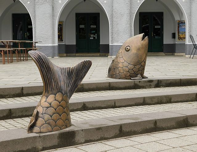 Szabó Áron szobrászművész Halak című alkotásának leleplezése Kiskunhalason.