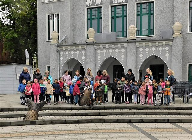Szabó Áron szobrászművész Halak című alkotásának leleplezése Kiskunhalason.