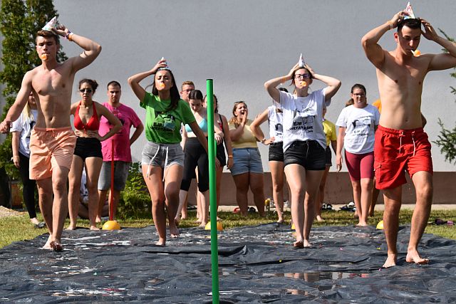 Játékok a táborban.