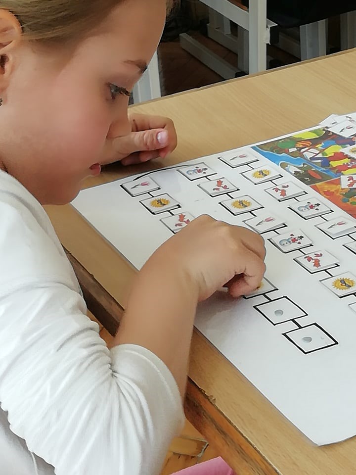 A hét éves kislány a foglalozáson.