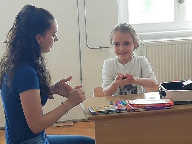 Hallgatónk a hét éves kislánnyal.