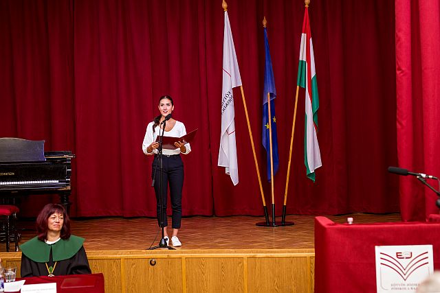 Bozsánovics Maja verssel köszöntötte az elsőéves hallgatókat.