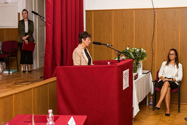 Dr. Kanizsai Mária köszöntötte a díszdiplomásokat.