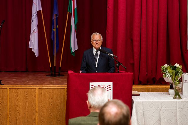 A díszdiplomások nevében dr. Zorn Antal beszédet.