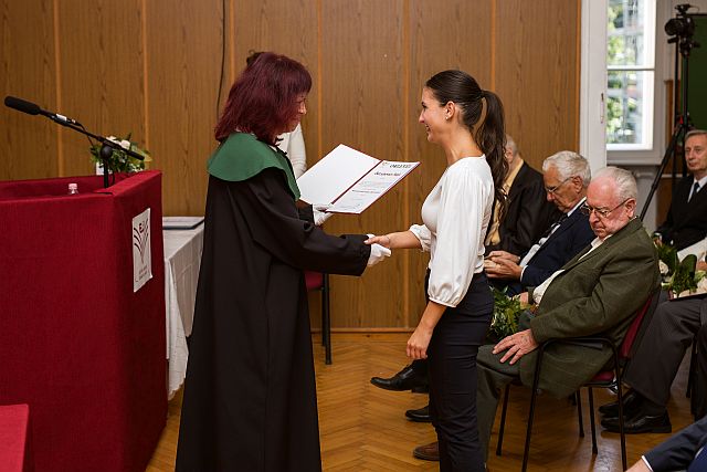 Bozsánovics Maja átveszi a Nemzeti Felsőoktatási Ösztöndíjról szóló oklevelét.