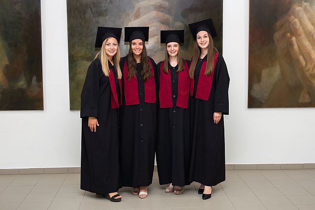 Friss diplomás hallgatók.