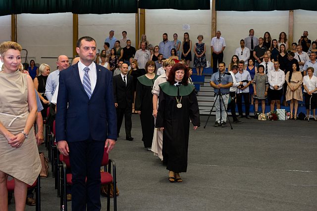 Az elnökség bevonulása dr. Szilágyiné dr. Szinger Ibolya rektor vezetésével.