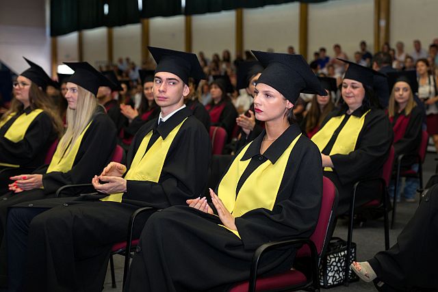 Végzős hallgatók az ünnepségen.