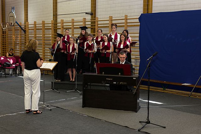 Az Eötvös József Főiskola Nőikarának előadásában népszerű darabok csendültek fel.