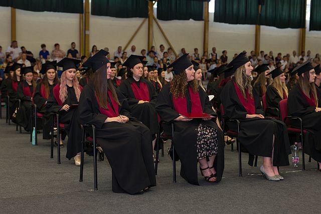 Végzős hallgatók az ünnepségen.