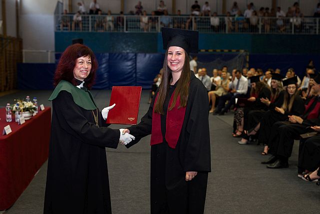 Az okleveleket dr. Szilágyiné dr. Szinger Ibolya rektor adta át.