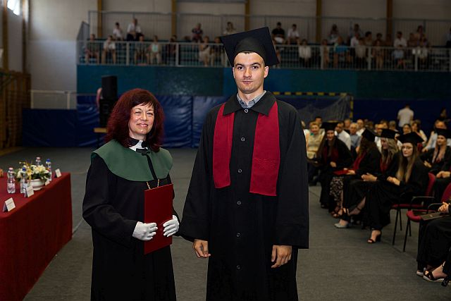 Künsztler László végezett tanító szakos hallgató rektori dicséretben részesült.