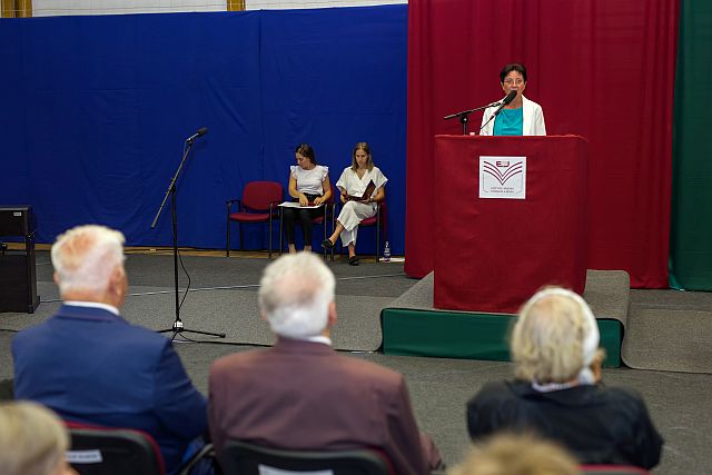 Dr. Kanizsai Mária köszöntötte a díszdiplomás pedagógusokat.