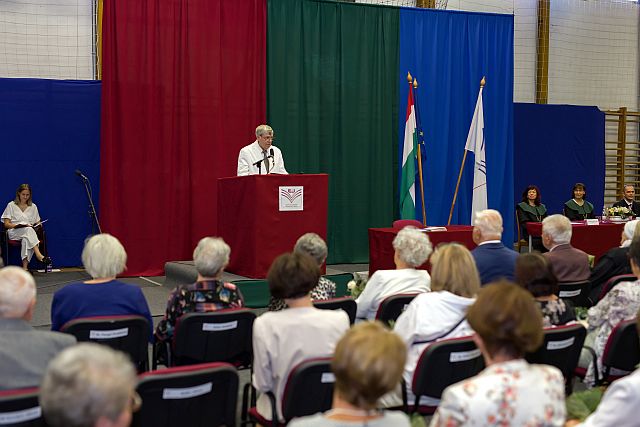 Balla János aranydiplomás pedagógus verset mondott.